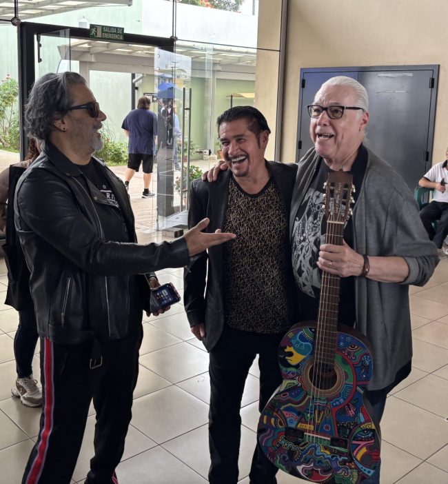 Tito Oses, Álvaro Aguilar y Luis Enrique Mejía Godoy. Fotografía: Esteban Krumm